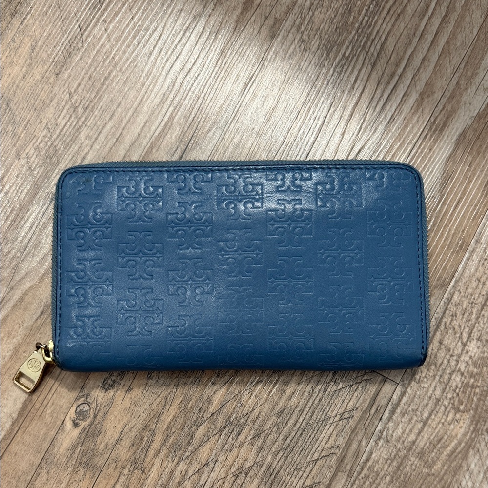 Vintage Tory Burch Navy Embossed Zip Wallet